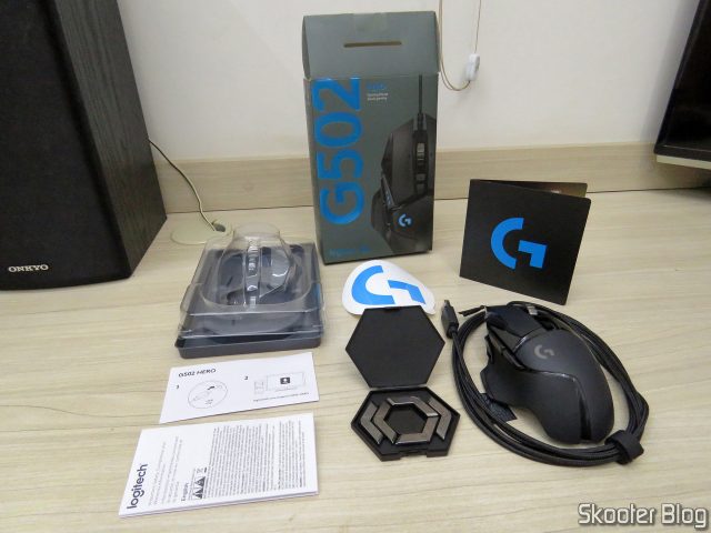 Mouse Logitech G502 Hero, com embalagem e acessórios.