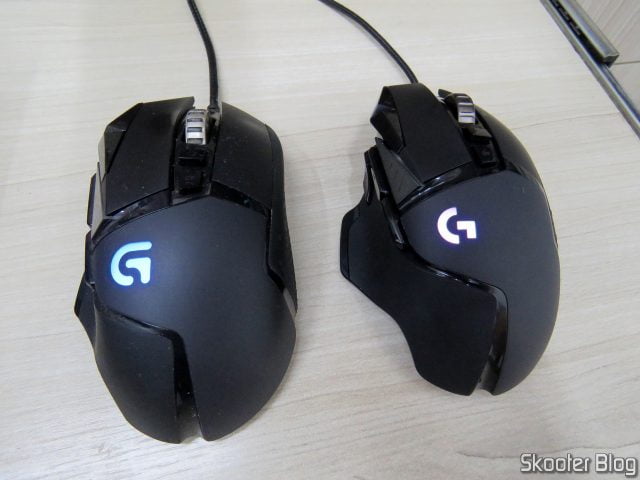 Mouse Logitech G502 Proteus Spectrum ao lado do Logitech G502 Hero.