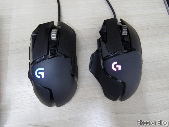 Mouse Logitech G502 Proteus Spectrum ao lado do Logitech G502 Hero.