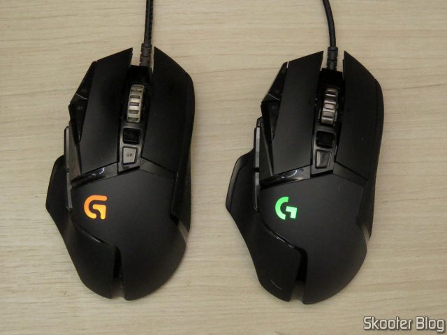 Mouse Logitech G502 Proteus Spectrum ao lado do Logitech G502 Hero.