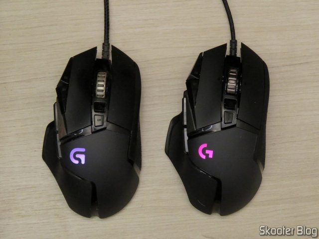 Mouse Logitech G502 Proteus Spectrum ao lado do Logitech G502 Hero.