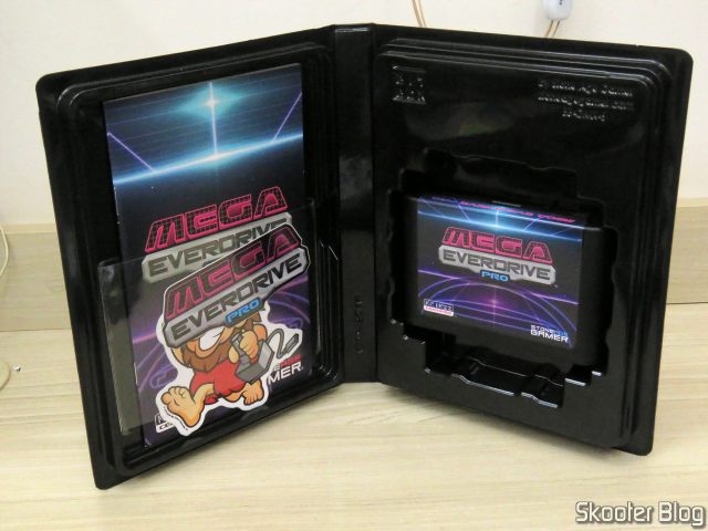 Mega EverDrive Pro Deluxe (Retro Space), em seu estojo.