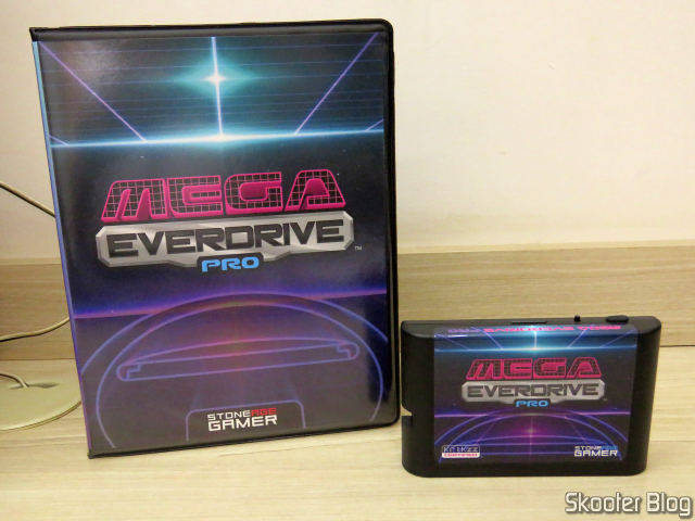 Mega EverDrive Pro Deluxe (Retro Space), e seu estojo.