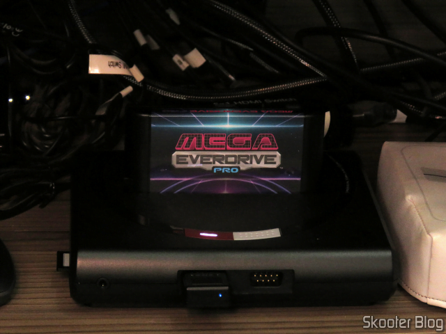 Mega EverDrive Pro Deluxe (Retro Space) no Analogue Mega Sg, em funcionamento.