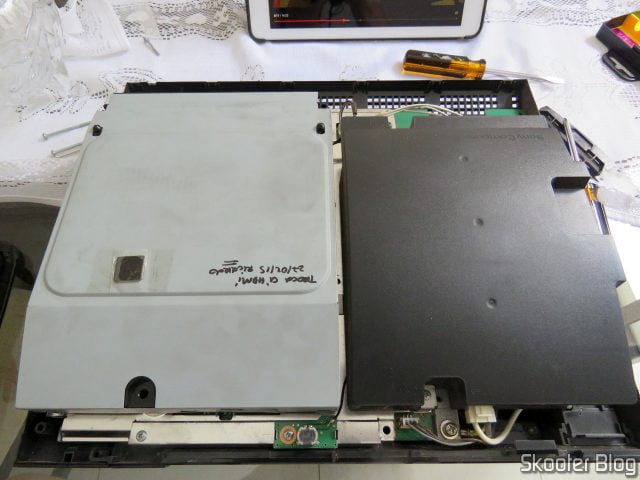 Meu PlayStation 3 com o chip HDMI defeituoso, trocado pelo técnico, colado sobre o drive de blu-ray, com nome do técnico e data do serviço.