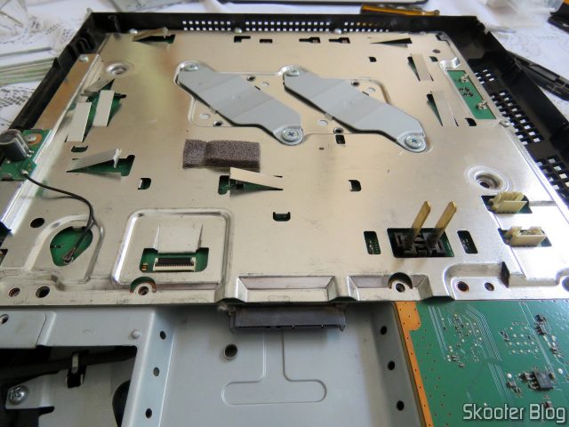 Meu PlayStation 3 após remoção da fonte e do drive de blu-ray.
