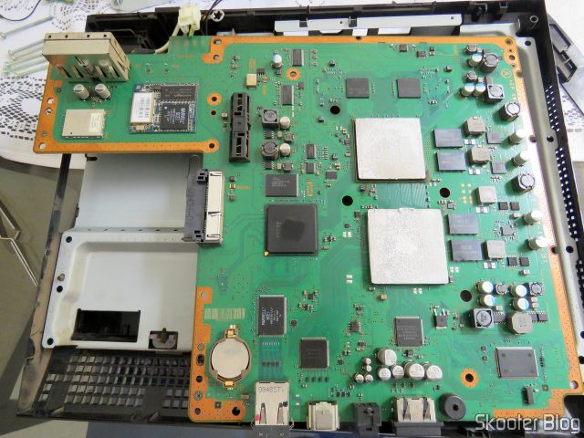 A Placa-Mãe do PlayStation 3, com a pasta térmica seca na CPU e na GPU.