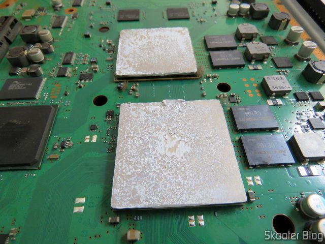 Pasta térmica seca na CPU e na GPU.