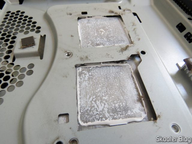 Pasta térmica seca nos dissipadores.