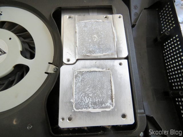 Pasta térmica seca nos dissipadores.