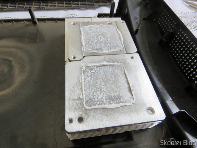 Pasta térmica seca nos dissipadores.