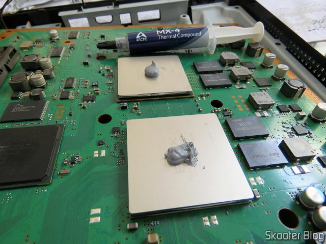 CPU e GPU do PlayStation 3 com a nova pasta térmica Arctic MX-4.