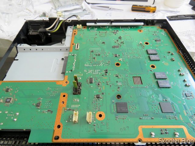 Fechando o PlayStation 3 após substituir a pasta térmica.