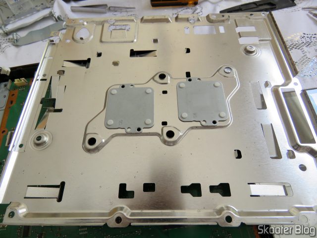 Fechando o PlayStation 3 após substituir a pasta térmica.