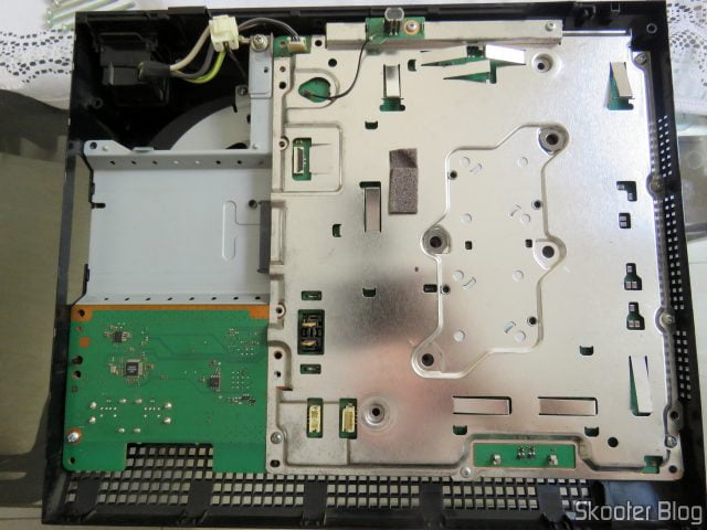 Fechando o PlayStation 3 após substituir a pasta térmica.