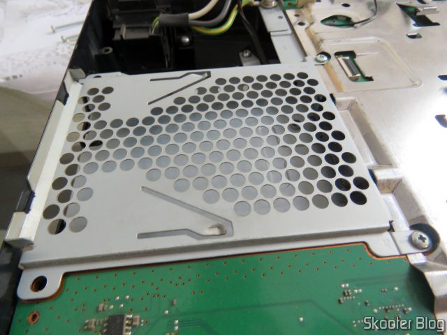 Fechando o PlayStation 3 após substituir a pasta térmica.
