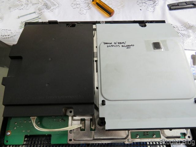 Fechando o PlayStation 3 após substituir a pasta térmica.
