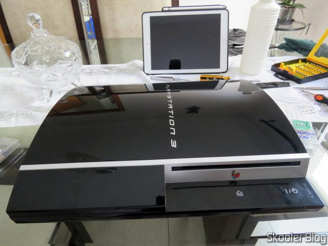 Fechando o PlayStation 3 após substituir a pasta térmica.