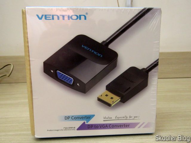 Adaptador de DisplayPort (DP) para VGA Vention, em sua embalagem.