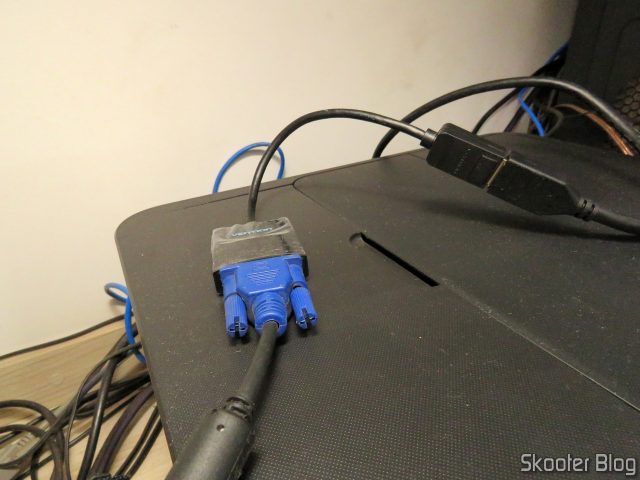 Adaptador de DisplayPort (DP) para VGA Vention, em funcionamento.