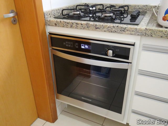 Forno de Embutir a Gás Brastemp 78 Litros Cor Inox com Convecção e Termômetro Meat Control - BOH84AR 220V (BOH84ARRNA), em funcionamento.