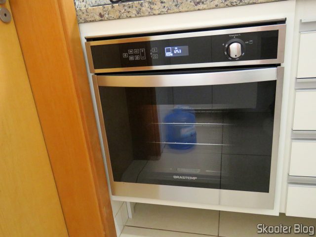 Forno de Embutir a Gás Brastemp 78 Litros Cor Inox com Convecção e Termômetro Meat Control - BOH84AR 220V (BOH84ARRNA), em funcionamento.