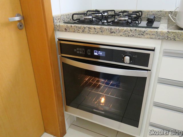 Forno de Embutir a Gás Brastemp 78 Litros Cor Inox com Convecção e Termômetro Meat Control - BOH84AR 220V (BOH84ARRNA), em funcionamento.