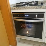 Forno de Embutir a Gás Brastemp 78 Litros Cor Inox com Convecção e Termômetro Meat Control - BOH84AR 220V (BOH84ARRNA), em funcionamento.