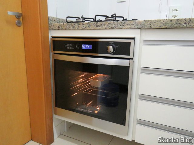 Forno de Embutir a Gás Brastemp 78 Litros Cor Inox com Convecção e Termômetro Meat Control - BOH84AR 220V (BOH84ARRNA), em funcionamento.