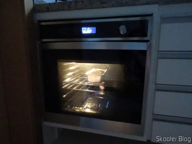 Forno de Embutir a Gás Brastemp 78 Litros Cor Inox com Convecção e Termômetro Meat Control - BOH84AR 220V (BOH84ARRNA), em funcionamento.