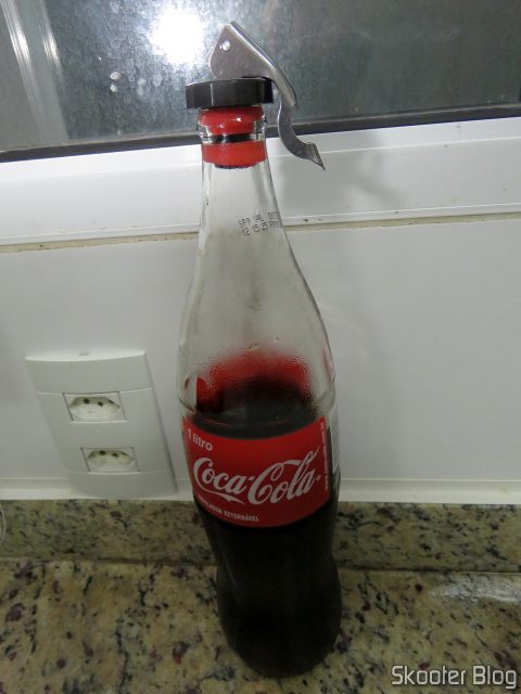 Tampa para Garrafas de Vidro na garrafa de Coca-Cola.