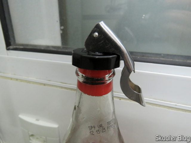 Tampa para Garrafas de Vidro na garrafa de Coca-Cola.