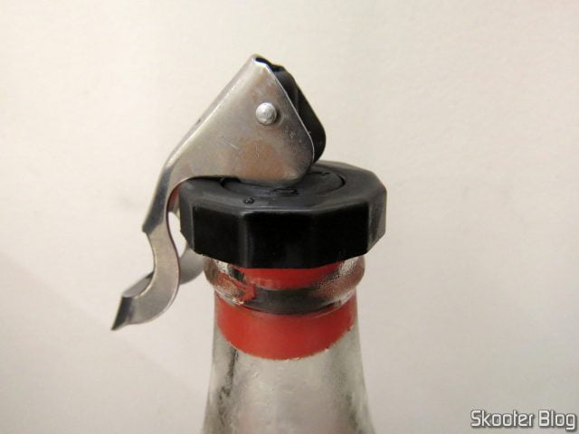 Tampa para Garrafas de Vidro na garrafa de Coca-Cola.