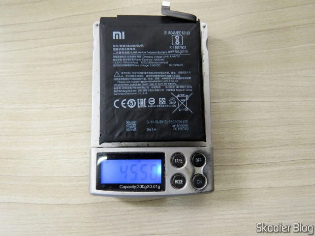 Pesando a bateria original do Xiaomi Mi 9.