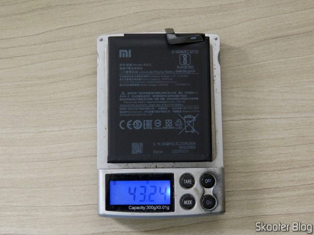 Pesando a bateria da AliExpress.