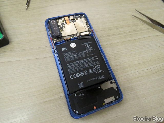 Removendo a bateria da Shopee do Xiaomi Mi 9.