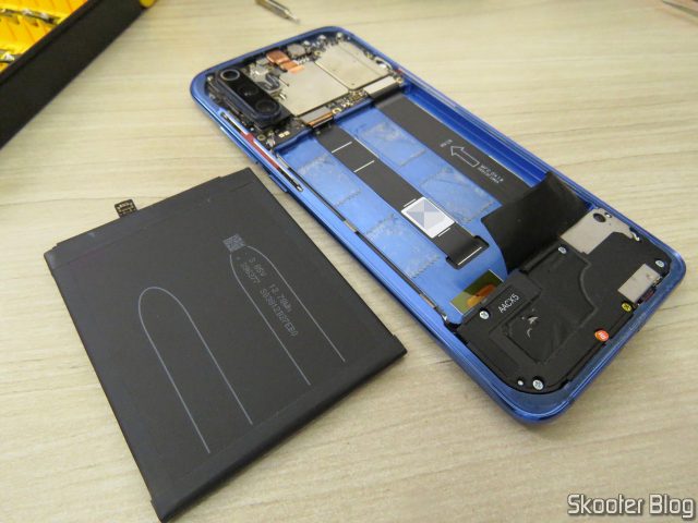 Instalando a bateria da AliExpress no Xiaomi Mi 9.