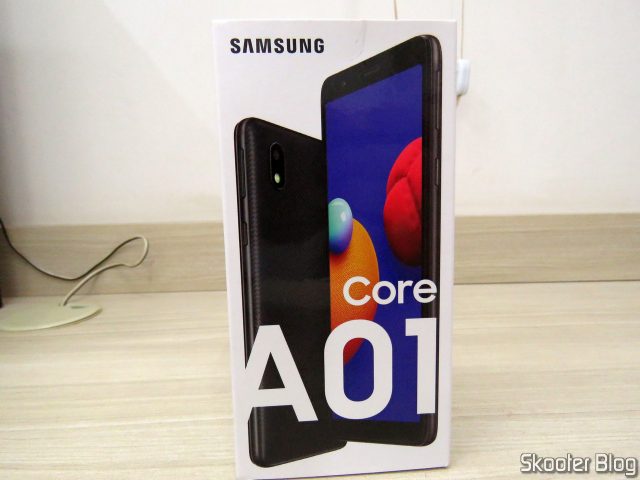 Smartphone Samsung Galaxy A01 Core 32GB Preto - Processador Quad-Core 2GB RAM Câm.8MP + Selfie 5MP, em sua embalagem.