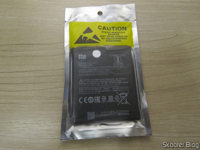 Bateria Xiaomi BM3L adquirida na Shopee, em sua embalagem.