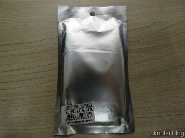 Bateria Xiaomi BM3L adquirida na Shopee, em sua embalagem.