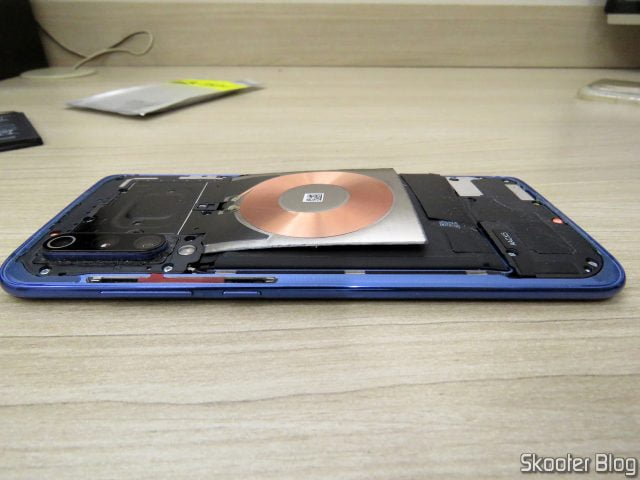 A Bateria Xiaomi BM3L original do meu Xiaomi Mi 9, já bem estufada.