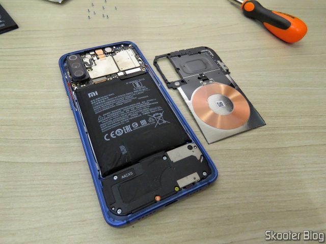 A Bateria Xiaomi BM3L original do meu Xiaomi Mi 9, já bem estufada, após remoção da bobina de recarga sem fio.
