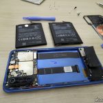 Xiaomi Mi 9 e as duas baterias: a nova e a original estufada.