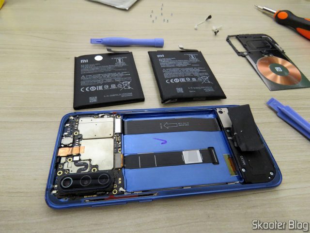 Xiaomi Mi 9 e as duas baterias: a nova e a original estufada.
