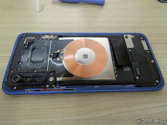 Xiaomi Mi 9 já com a bateria nova e a bobina recolocada.