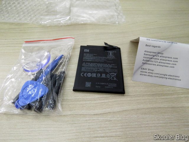 Bateria Xiaomi BM3L da AliExpress e kit de ferramentas que veio com ela.