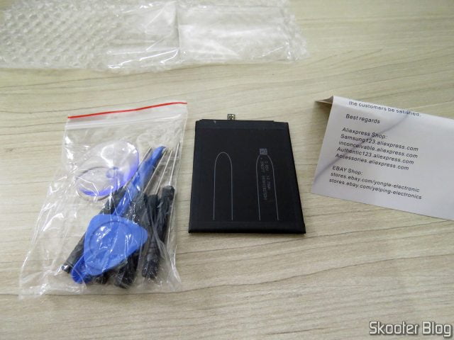 Bateria Xiaomi BM3L da AliExpress e kit de ferramentas que veio com ela.