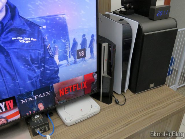 Meus PlayStations One, 3, e 5, sem capas.