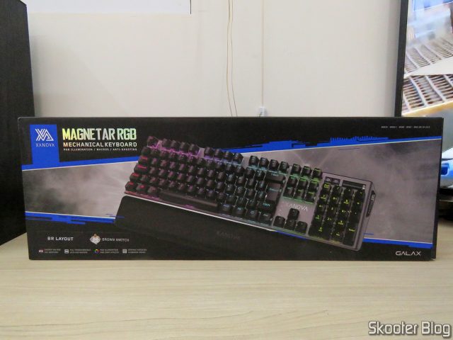 Teclado Mecânico Xanova Magnetar RGB XK700, em sua embalagem.