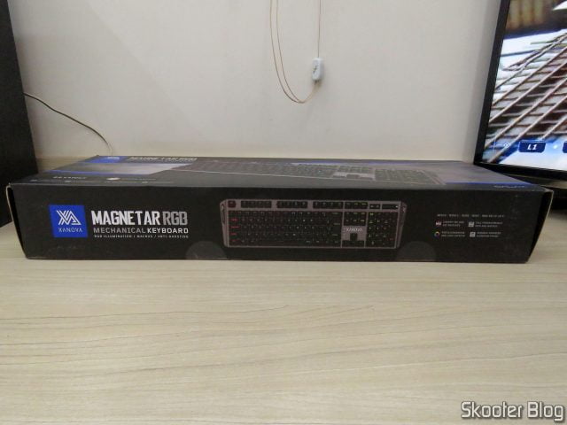 Teclado Mecânico Xanova Magnetar RGB XK700, em sua embalagem.